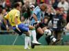 O Brasil de Daniel Alves (foto) consegue se livrar da forte marcação uruguaia e vem fazendo uma bela partida em Montevidéu