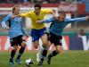 Um dos destaques da seleção do Uruguai, Diego Forlan (e) tenta conter o avanço do astro brasileiro Kaká