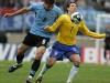 Elano domina a bola com o peito