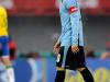 O capitão da seleção do uruguai, Diego Forlan triste ao deixar o campo do estádio Centenário