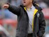 O técnico Dunga inquieto a beira do gramado