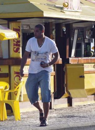 Adriano falta a treino do Flamengo e é visto na praia Adilson Lucas, AgNews/ Adriano falta a treino do Flamengo e é visto na praia Adilson Lucas, AgNews/