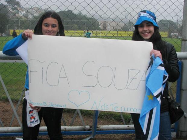 Torcida do Grêmio vai ao treino pedir que Souza permaneça no Olímpico Vinicius Rebello/ Torcida do Grêmio vai ao treino pedir que Souza permaneça no Olímpico Vinicius Rebello/