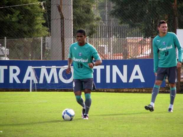 Tabloide fala em proposta milionária do Manchester United por Douglas Costa Vinicius Rebello / Tabloide fala em proposta milionária do Manchester United por Douglas Costa Vinicius Rebello /