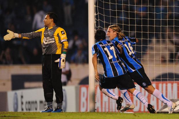Maxi López marca nos descontos e Grêmio empata com Goiás no Olímpico Diego Vara / Maxi López marca nos descontos e Grêmio empata com Goiás no Olímpico Diego Vara /