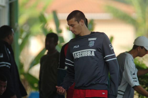 Bruno Perone sofre lesão na coxa direita Flávio Neves/ Bruno Perone sofre lesão na coxa direita Flávio Neves/