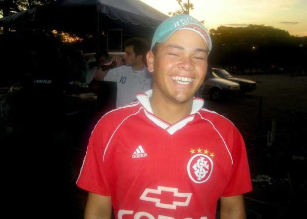 Torcedor cruzeirense provoca gremistas com camisa do Inter Leandro Behs / Torcedor cruzeirense provoca gremistas com camisa do Inter Leandro Behs /