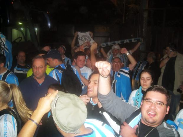 Torcedores gremistas chegam ao Mineirão Leandro Behs/ Torcedores gremistas chegam ao Mineirão Leandro Behs/