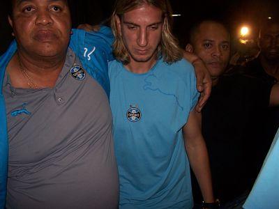 Após confusão, Maxi evita a imprensa no hotel Leandro Behs/ Após confusão, Maxi evita a imprensa no hotel Leandro Behs/