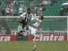 Roger na disputa com Léo Lima, do Vasco