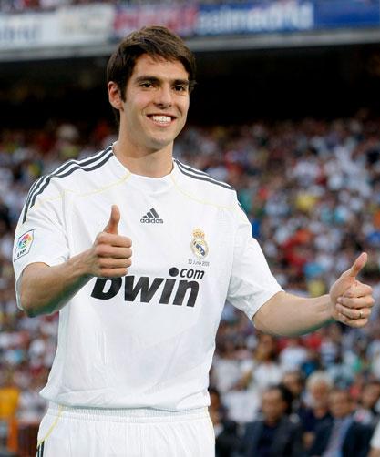 Kaká é apresentado com a camisa 8 do Real Madrid Ballesteros,EFE / Kaká é apresentado com a camisa 8 do Real Madrid Ballesteros,EFE /