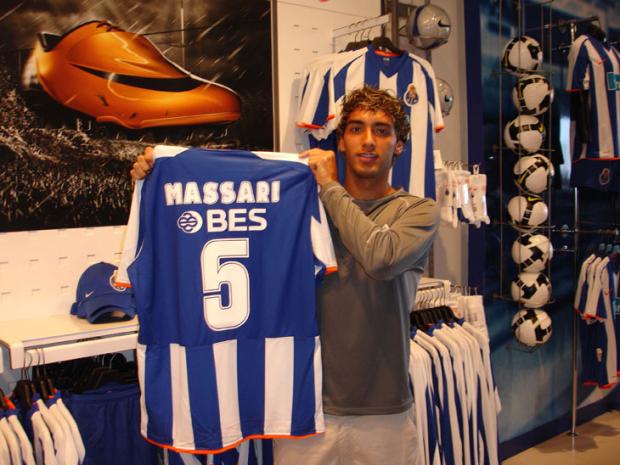 William Massari volta da Europa e se reintegra ao grupo de jogadores do Figueirense  Divulgação/