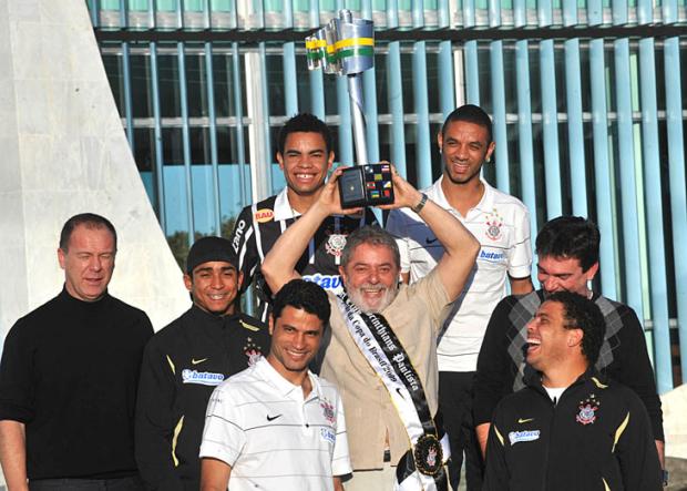 Lula recebe delegação do Corinthians e pede que jogadores não deixem o clube Fabio Rodrigues Pozzebom/ABr, Divulgação / Lula recebe delegação do Corinthians e pede que jogadores não deixem o clube Fabio Rodrigues Pozzebom/ABr, Divulgação /