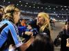 Antes de entrar em campo, Maxi López recebeu o carinho da esposa, Wanda Nara, e do filho