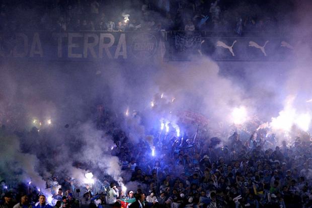 Torcida gremista faz gestos e sons racistas contra jogadores do Cruzeiro Daniel Marenco/