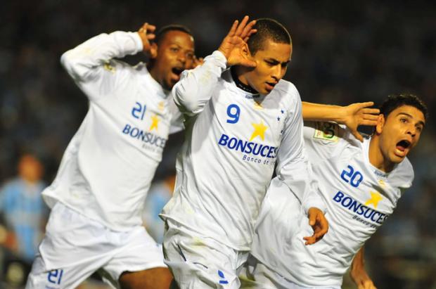 Wellington Paulista ofusca Kléber e Ramires e é o melhor em campo Fernando Gomes / Wellington Paulista ofusca Kléber e Ramires e é o melhor em campo Fernando Gomes /