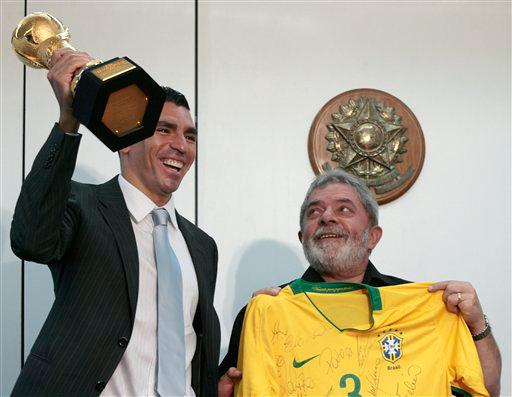 Lula recebe visita de Lúcio e ganha camisa autografada da Seleção Eraldo Peres, AP/ Lula recebe visita de Lúcio e ganha camisa autografada da Seleção Eraldo Peres, AP/