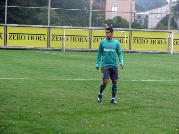 Zagueiro Léo pede atenção com Kléber Pereira e Madson Márcio Luiz/clicRBS Zagueiro Léo pede atenção com Kléber Pereira e Madson Márcio Luiz/clicRBS
