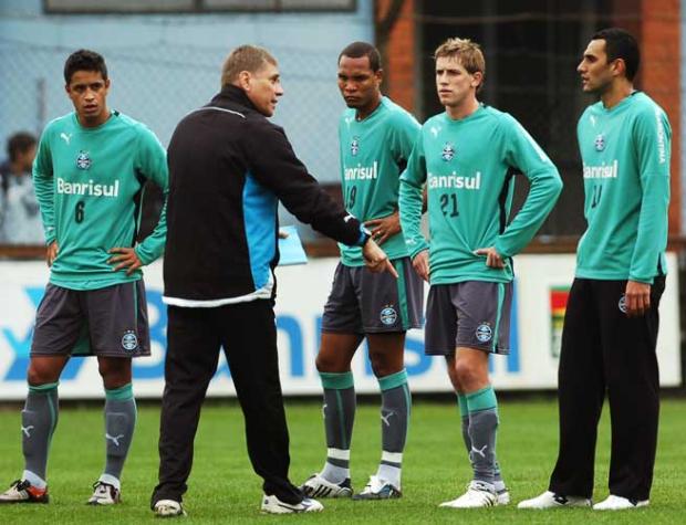 Zagueiros do Grêmio temem dribles de Ronaldo Daniel Marenco/ Zagueiros do Grêmio temem dribles de Ronaldo Daniel Marenco/