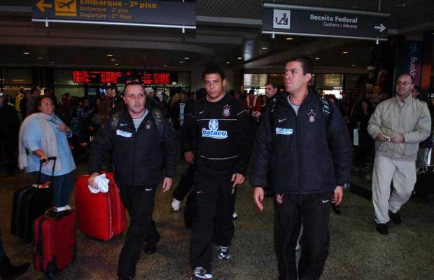 Corinthians chega a Porto Alegre sem zagueiros titulares Daniel Marenco/