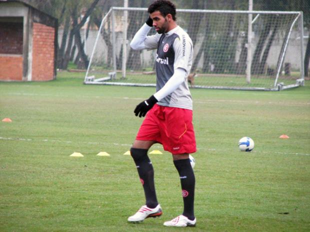 Sandro participa de treino coletivo e pode ser a surpresa no Gre-Nal Felipe Truda /