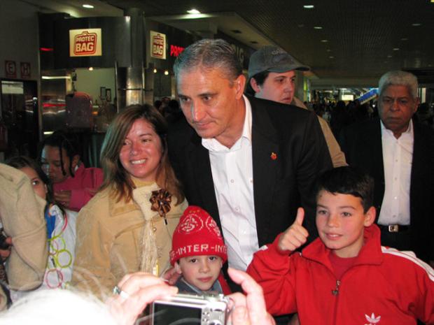 No embarque, técnico Tite agradece solidariedade de torcedores Juliano Schüler/
