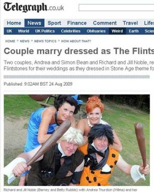 Noivos se casam vestidos de Flintstones na Inglaterra Reprodução Daily Telegraph /