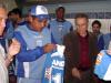 Silas comemorando 44 anos de idade com jogadores e funcionários do Avaí