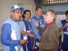 O técnico Silas conversa com o presidente João Nilson Zunino na confraternização. Ao fundo, Odair e Marquinhos observam