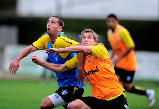 Torcida pede Rochemback e Adilson como dupla de volantes no Grêmio Mauro Vieira/