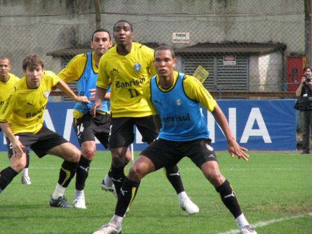 Defesa supera ataque no treinamento gremista desta quinta Vinicius Rebello/ Defesa supera ataque no treinamento gremista desta quinta Vinicius Rebello/