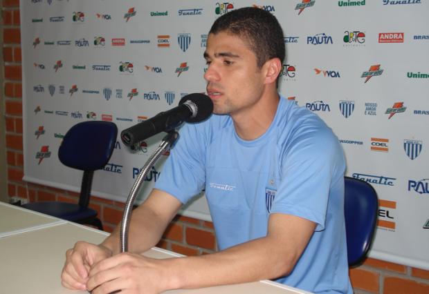 Atacante Leonardo supera drama pessoal e estreia pelo Avaí Maykon Oliveira/ Atacante Leonardo supera drama pessoal e estreia pelo Avaí Maykon Oliveira/