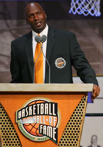 Michael Jordan é eternizado no Hall da Fama do Basquete Stephan Savoia, AP/