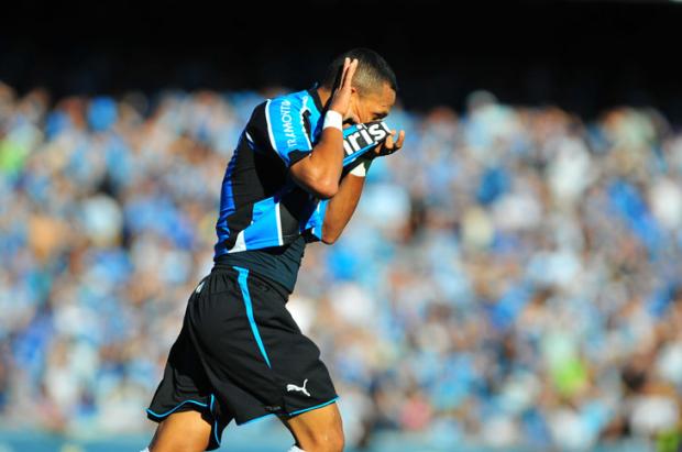 Grêmio dá show e encosta no G-4  Fernando Gomes  /