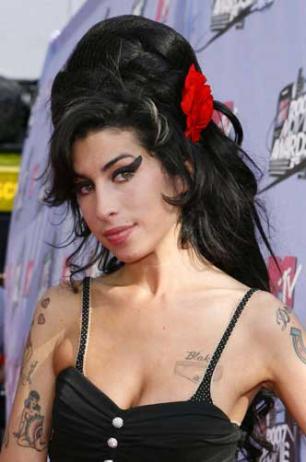 Madonna e Amy Winehouse desenvolvem linhas de roupas e acessórios Kevork Djansesian/AP / Madonna e Amy Winehouse desenvolvem linhas de roupas e acessórios Kevork Djansesian/AP /