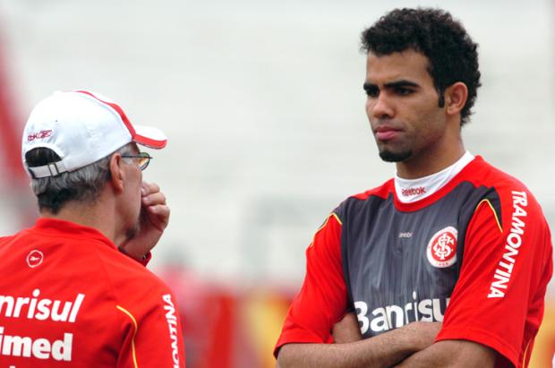 Sandro sente dores na coxa e é poupado do treino do Inter Valdir Friolin/ Sandro sente dores na coxa e é poupado do treino do Inter Valdir Friolin/