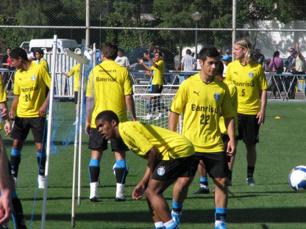 Paulo Autuori concorda que falta sequência de jogos a Douglas Costa Vinícius Rebello/ Paulo Autuori concorda que falta sequência de jogos a Douglas Costa Vinícius Rebello/