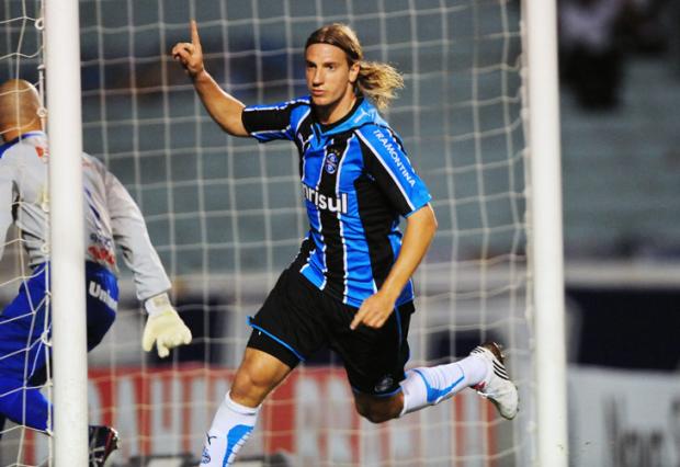 Empresário de Maxi afirma que fará de tudo para atacante seguir no Grêmio Diego Vara/