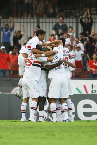 São Paulo vence Barueri e volta a liderar o Brasileirão Divulgação, Vipcomm/ São Paulo vence Barueri e volta a liderar o Brasileirão Divulgação, Vipcomm/