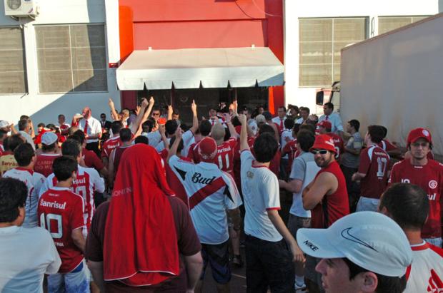Torcida protesta contra Inter no Beira-Rio Valdir Friolin/