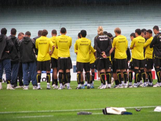 Torcida fica de fora do treino do Grêmio durante 48 minutos Tati Lopes /
