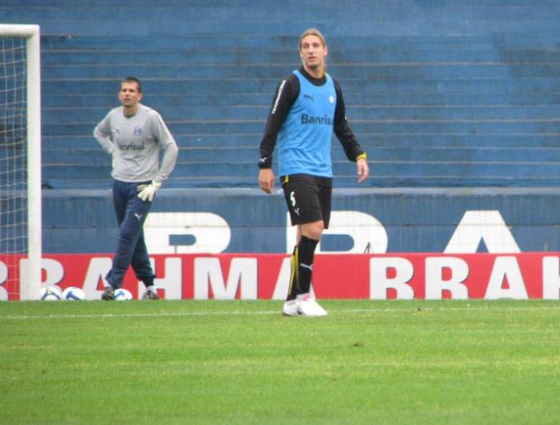 Feliz no Olímpico, Maxi sinaliza que quer ficar no Grêmio em 2010 Tati Lopes / Feliz no Olímpico, Maxi sinaliza que quer ficar no Grêmio em 2010 Tati Lopes /