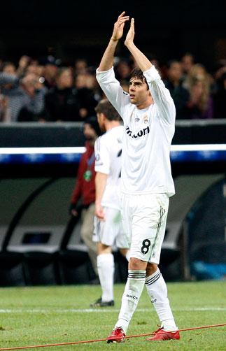 Kaká agradece carinho da torcida do Milan Antonio Calanni, AP/clicRBS Kaká agradece carinho da torcida do Milan Antonio Calanni, AP/clicRBS