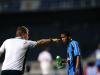 Paulo Autuori passa instruções a Douglas Costa, um dos destaques do Grêmio na partida