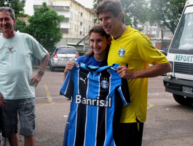 Tcheco recebe o carinho da torcida gremista Tatiana Lopes /