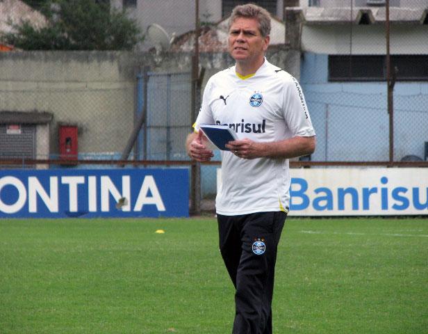 Autuori brinca com repórter: "será um prazer trabalhar com vocês mais uma temporada" Tatiana Lopes/