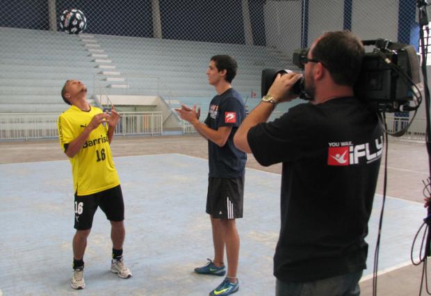 Campeão brasileiro de futebol freestyle desafia Souza Tatiana Lopes / Campeão brasileiro de futebol freestyle desafia Souza Tatiana Lopes /