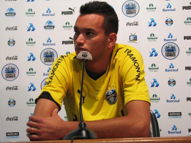 Réver despista sobre interesse da Lazio e garante que só pensa no Grêmio Tatiana Lopes / Réver despista sobre interesse da Lazio e garante que só pensa no Grêmio Tatiana Lopes /