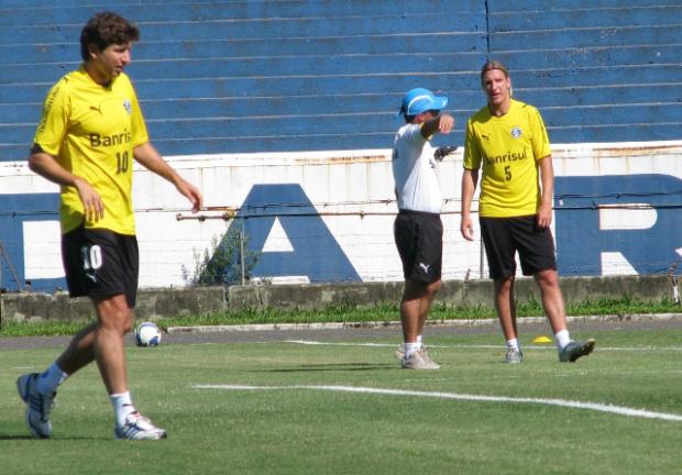 Fora do jogo contra o Palmeiras, Tcheco faz tratamento e corre Tatiana Lopes / Fora do jogo contra o Palmeiras, Tcheco faz tratamento e corre Tatiana Lopes /