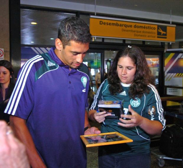 Diego Souza recebe presente de fã gremista no desembarque do Palmeiras Valdir Friolin/